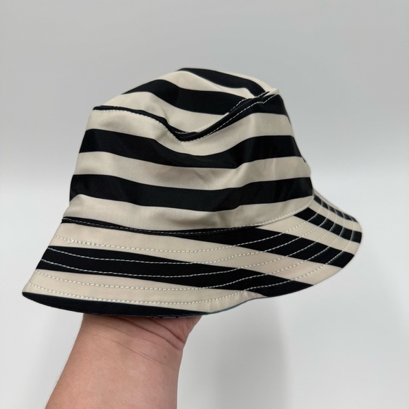Tea Collection Reversible Bucket Hat with Crab Print / Black White Stripes - Picture 3 of 5